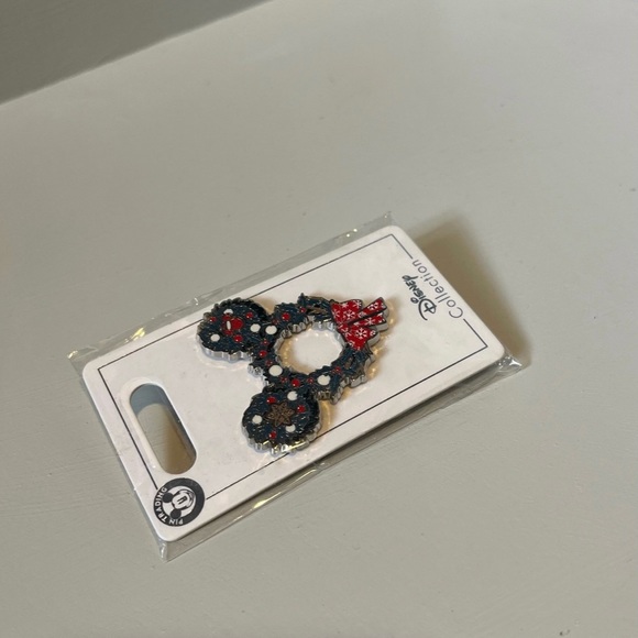 NWT Disney Mickey Holiday Christmas Wreath Pin - Picture 12 of 14